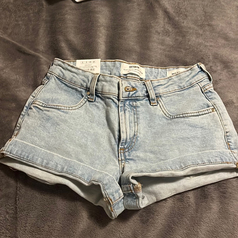 Both pictures one folded can made to fit longer or shorter
